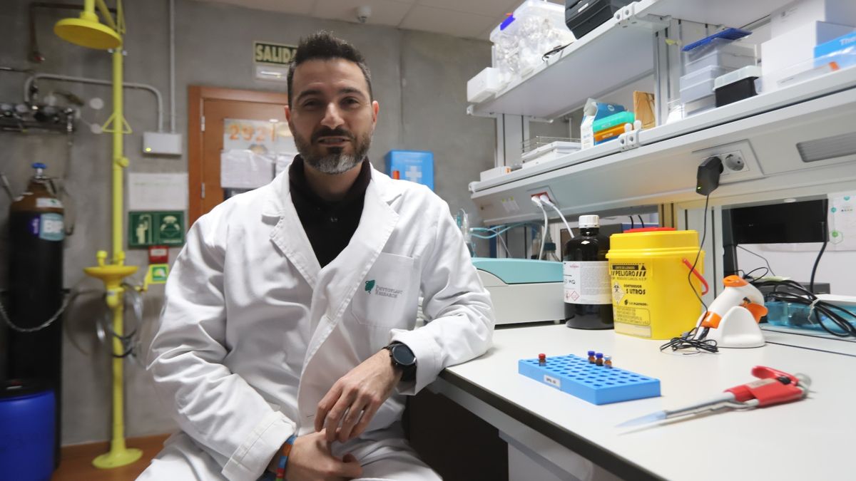 Carlos Ferreiro durante su labor de investigacion. ÓSCAR BARRIONUEVO